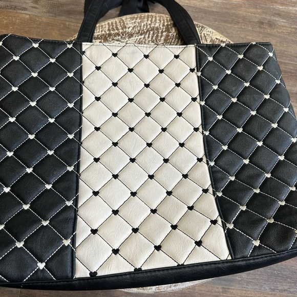 “LUV Betsey” Betsey Johnson Black/White Heart Embroidered Purse w/Bow - Picture 2 of 4